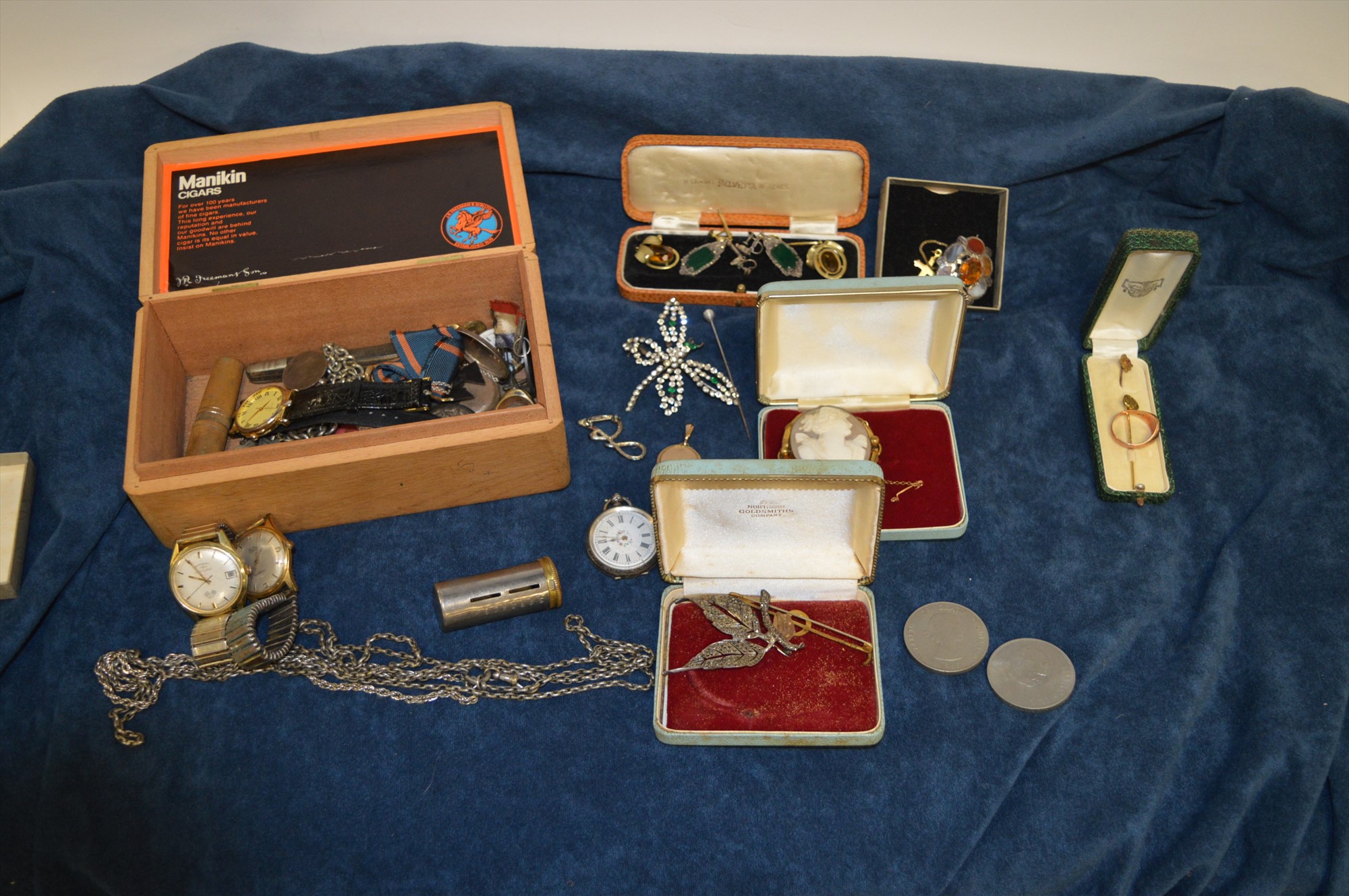 Lot 19 - Costume and other jewellery