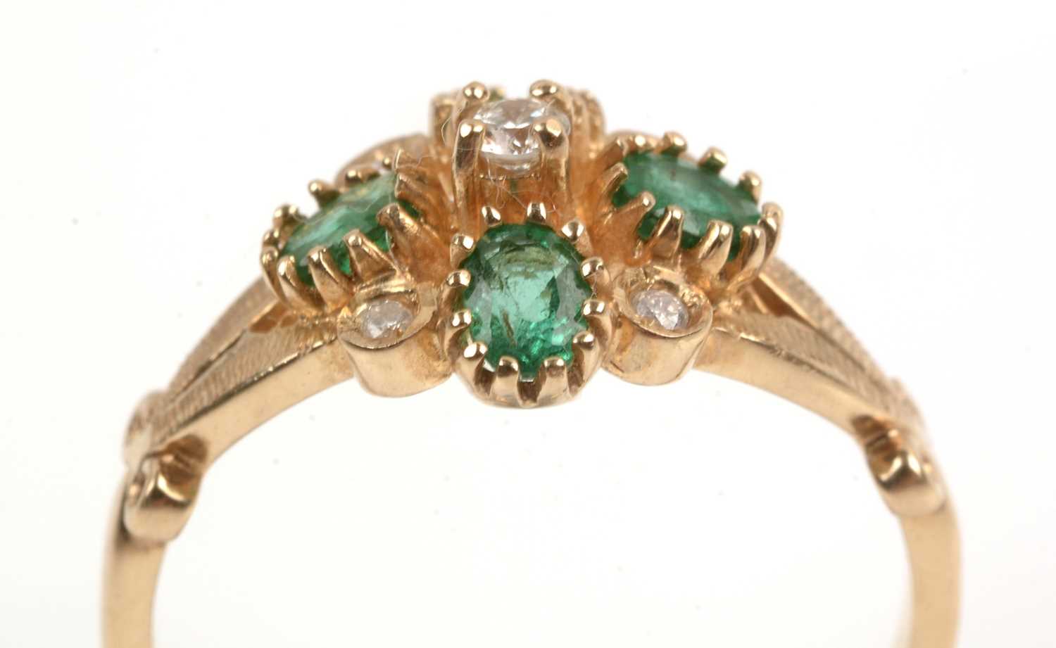 Lot 225 - Emerald and diamond cluster ring