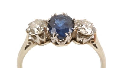 Lot 112 - Sapphire and diamond ring