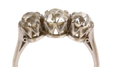 Lot 85 - Three stone diamond ring
