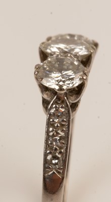 Lot 61 - Three stone diamond ring