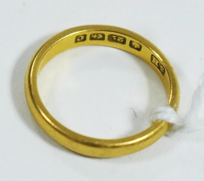 Lot 102 - Gold ring