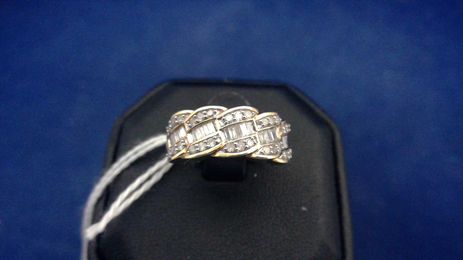 Lot 450 - Diamond dress ring