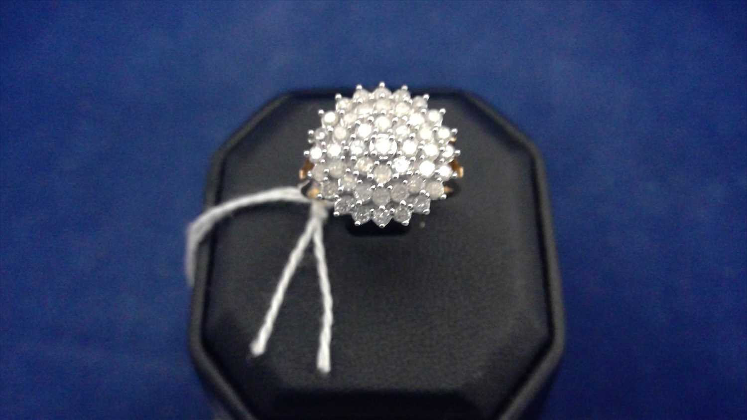 Lot 455 - Diamond dress ring