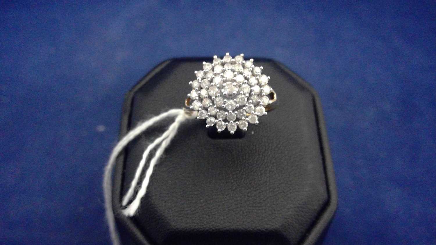 Lot 456 - Diamond dress ring