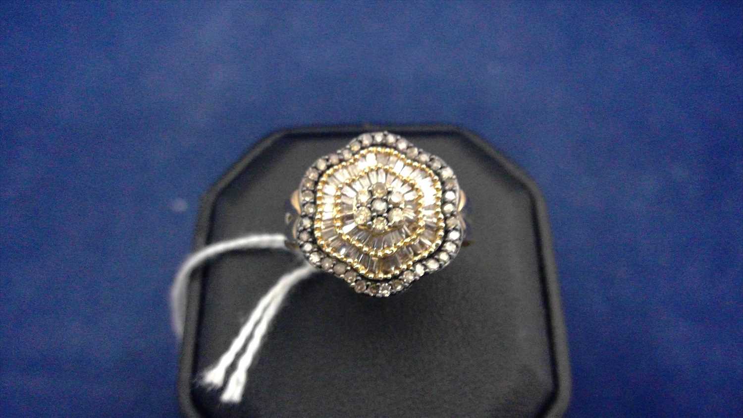 Lot 457 - Diamond dress ring