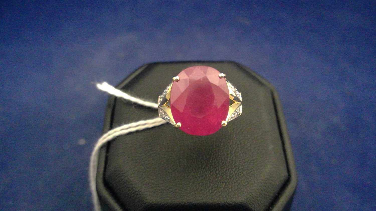 Lot 462 - Ruby and diamond ring