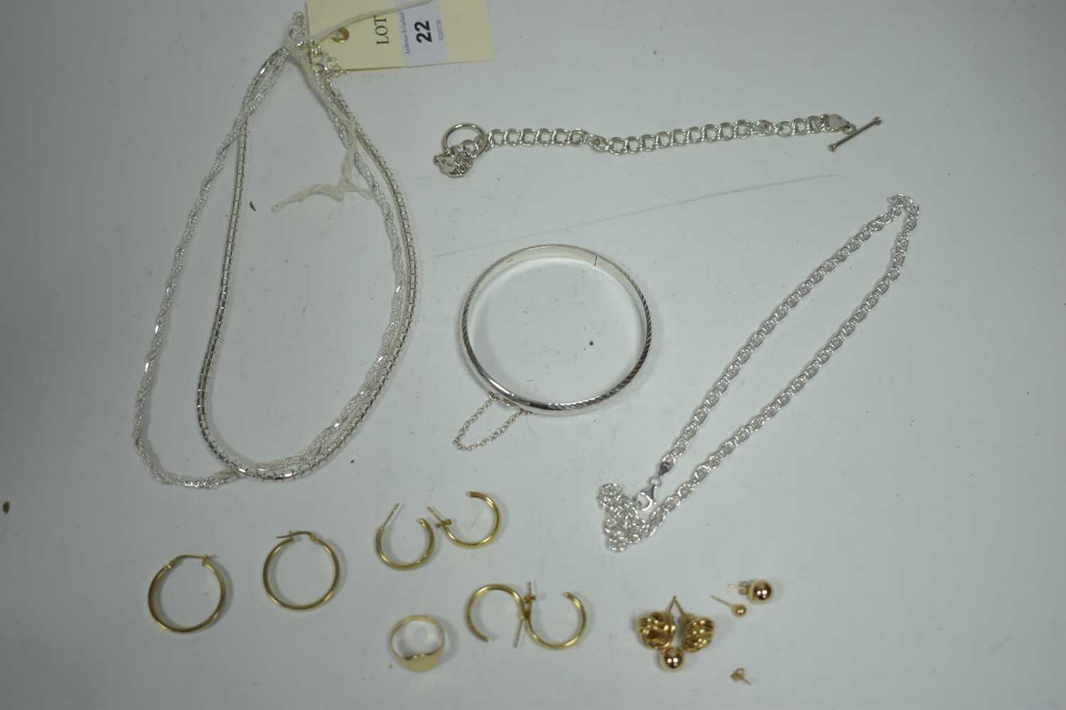 Lot 22 - Silver and gold jewellery