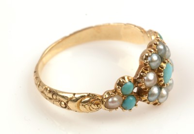 Lot 164 - Turquoise and seed pearl ring