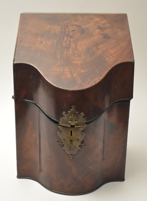 Lot 984 - Mahogany decanter box