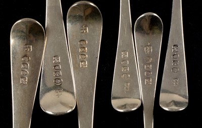 Lot 325 - George III silver spoons