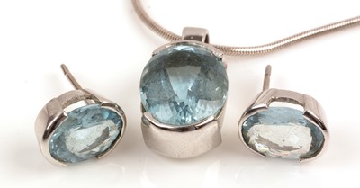 Lot 154 - Aquamarine pendant and earrings