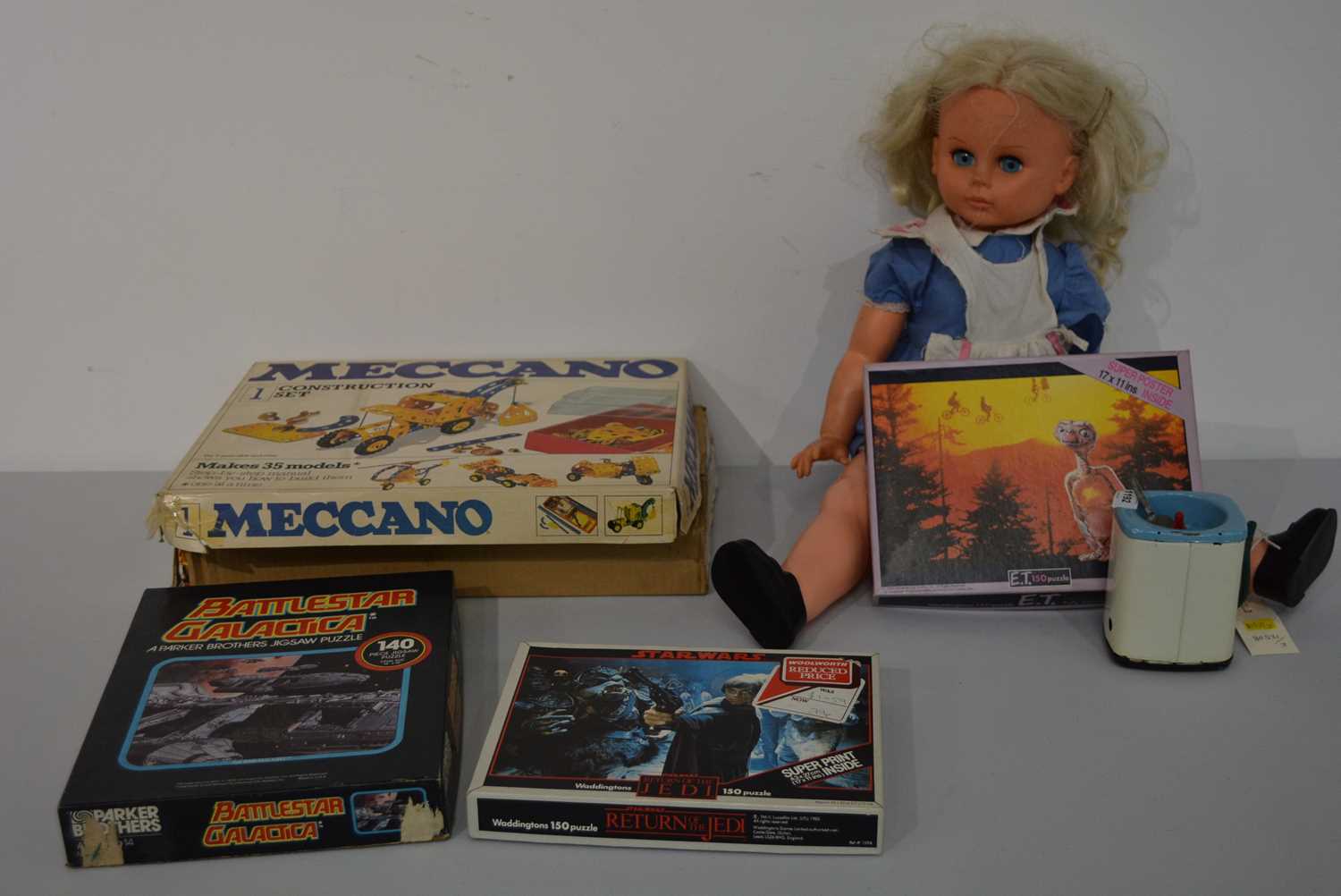 Lot 1192 - A selection of toys, jigsaw puzzles; etc.