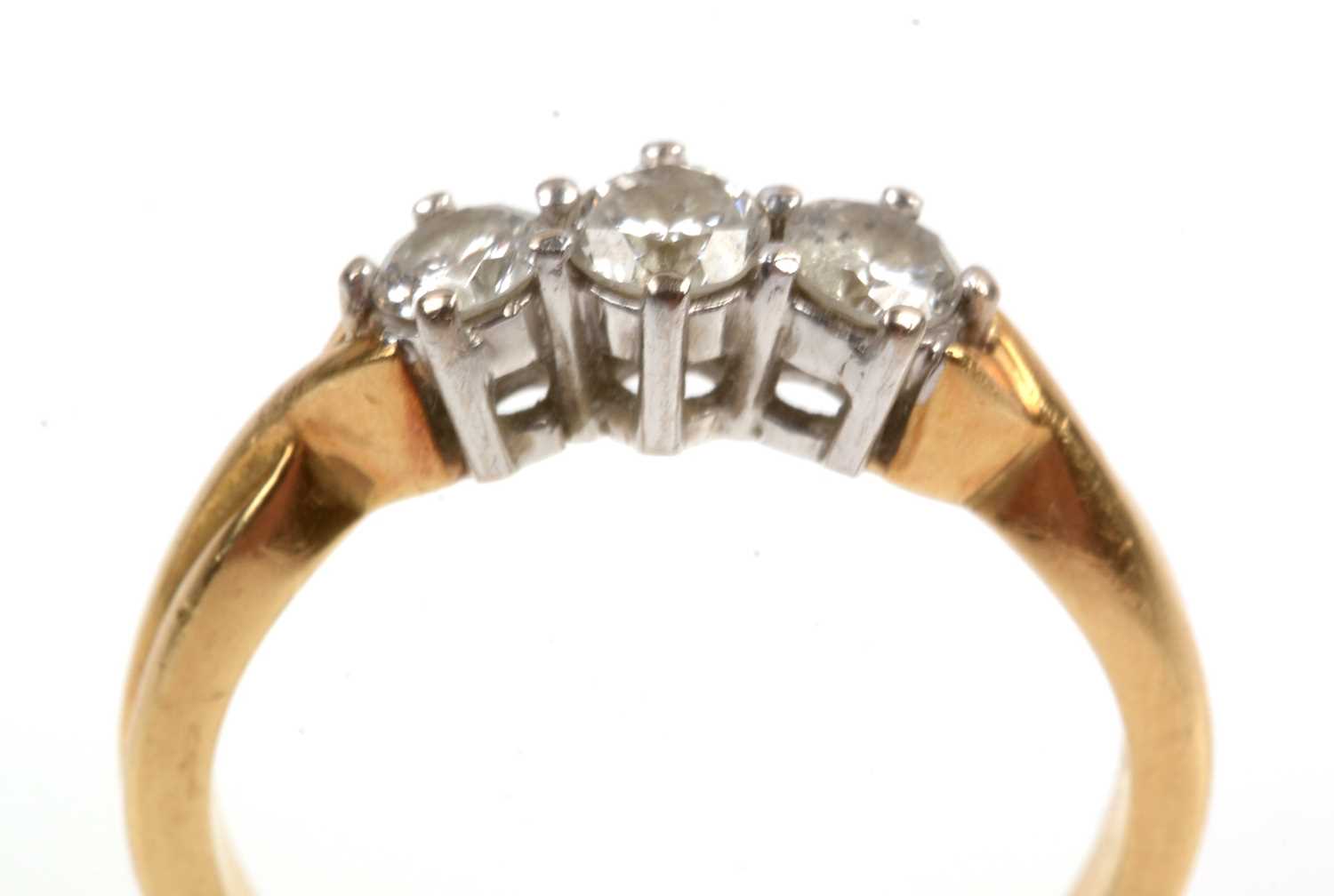 Lot 75 - Three stone diamond ring