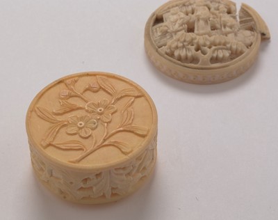 Lot 416 - Two Canton ivory chess pieces; small Chinese ivory box; and a netsuke.