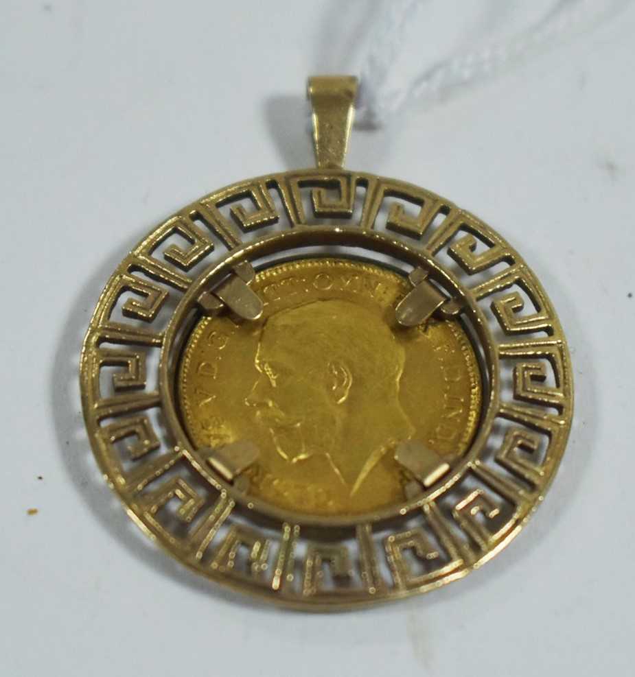 Lot 105 - Half sovereign pendant