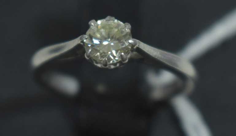 Lot 85 - Diamond ring