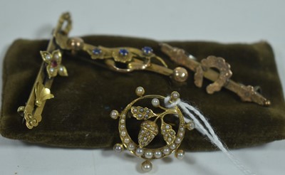 Lot 107 - Edwardian brooches