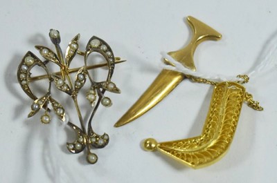 Lot 162 - Two brooches