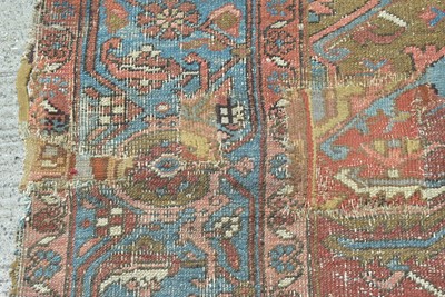 Lot 916 - Serapi carpet
