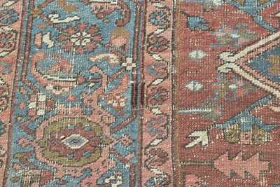 Lot 916 - Serapi carpet