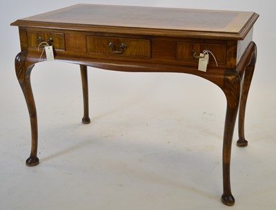 Lot 513 - 20th Century walnut and burr walnut side table