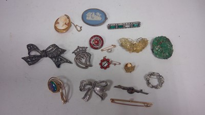 Lot 389 - Jewellery brooches