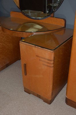 Lot 1252 - An Art Deco maple veneered four-piece bedroom suite
