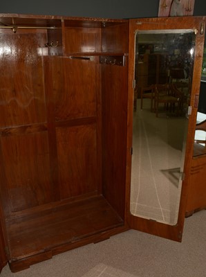 Lot 1252 - An Art Deco maple veneered four-piece bedroom suite