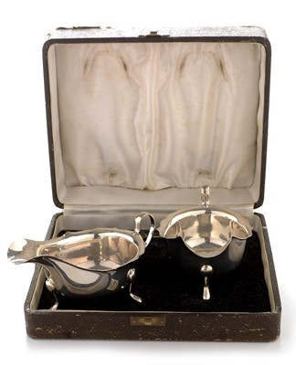 Lot 212 - A pair of cased silver sauce boats