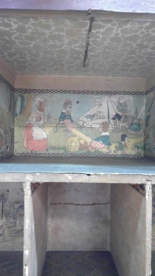 Lot 707 - Large early 20th Century dolls house