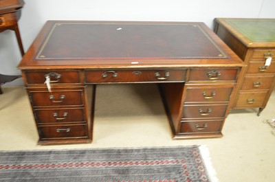 Lot 868 - 20th Century mahogany desk