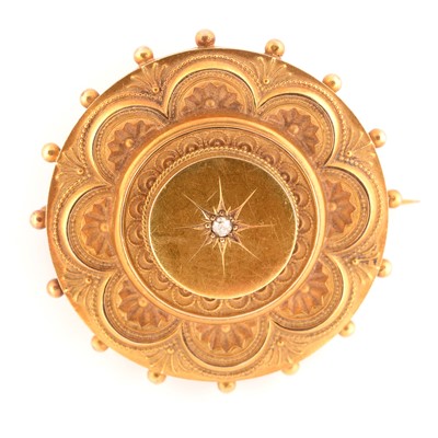 Lot 170 - A Victorian 15ct yellow gold roundel brooch