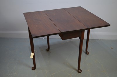 Lot 392 - George III style mahogany drop leaf table
