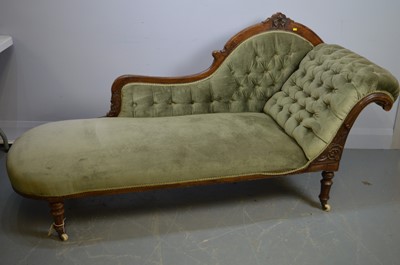 Lot 420 - Victorian walnut show frame chaise longue