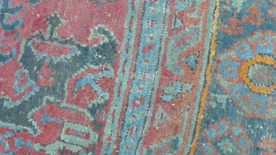 Lot 886 - Ushak carpet