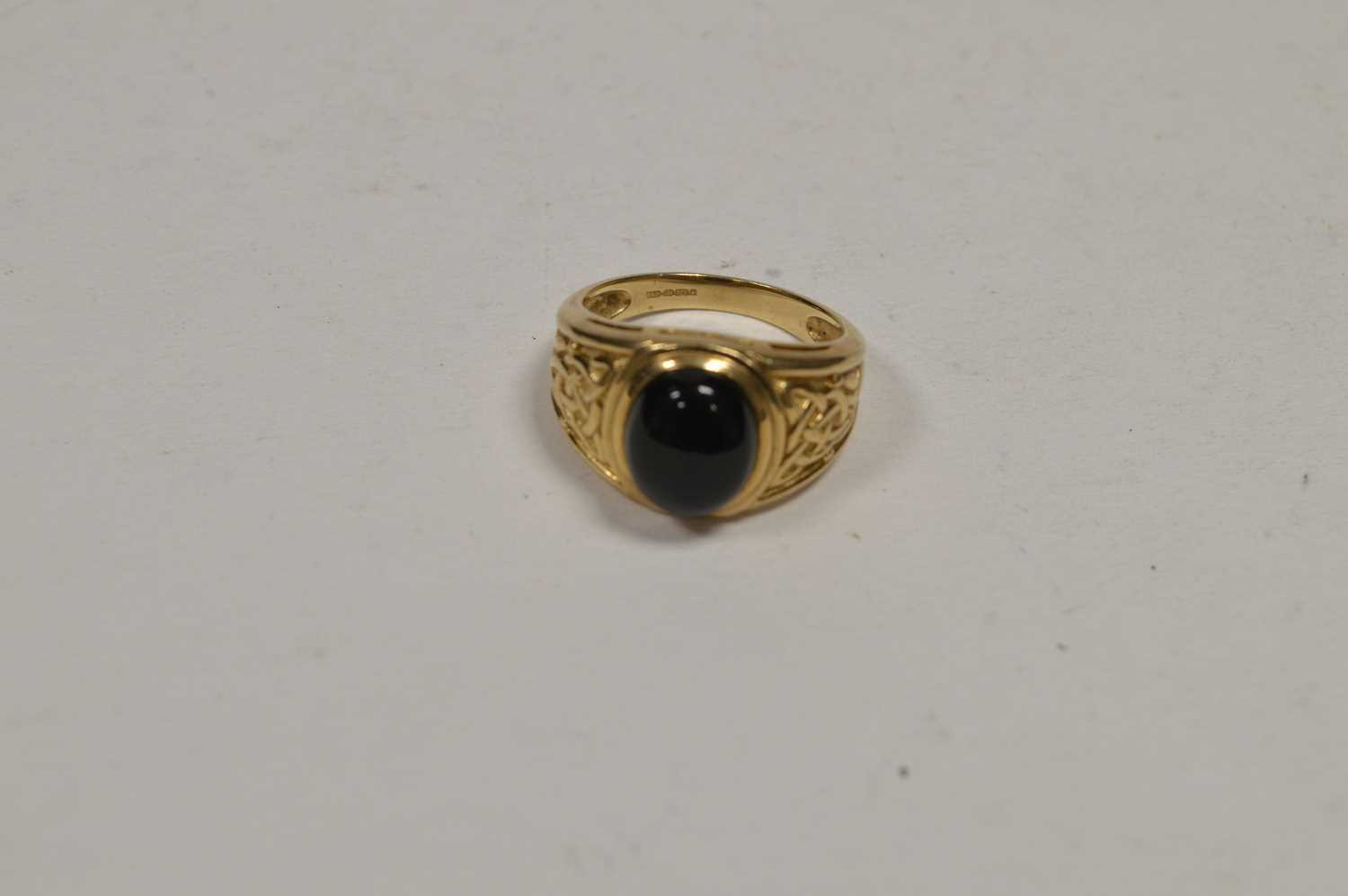Lot 102 - A Gentleman's onyx ring