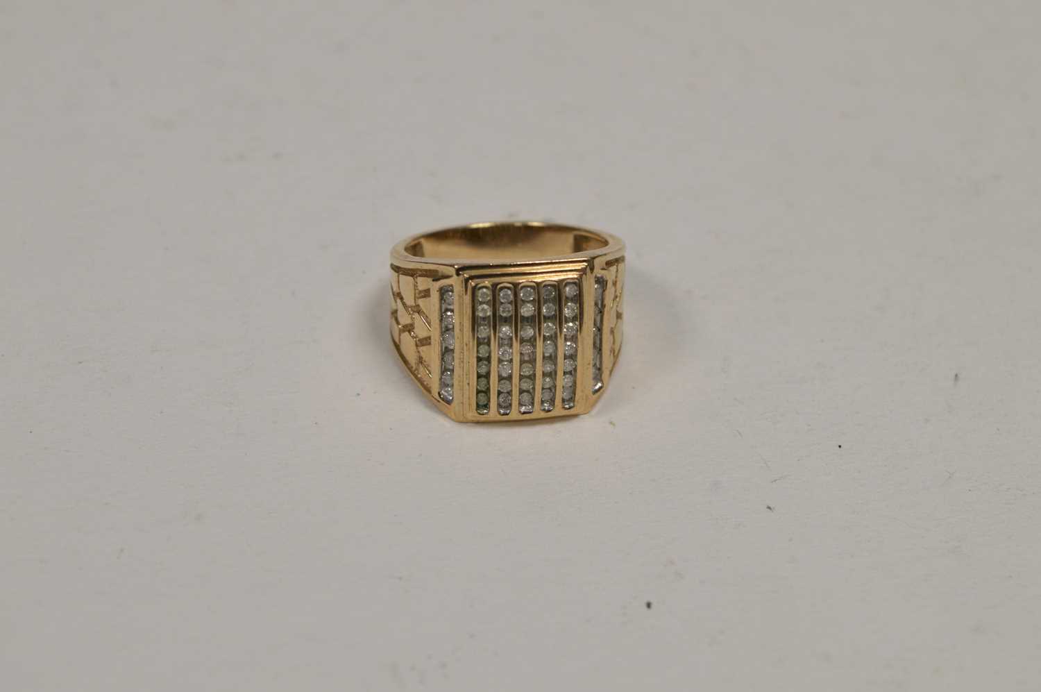 Lot 103 - A diamond dress ring