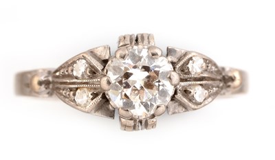 Lot 181 - Solitaire diamond ring