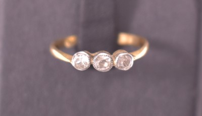 Lot 24 - Three stone diamond ring