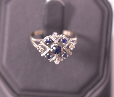 Lot 28 - Sapphire and diamond ring