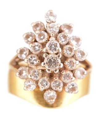 Lot 182 - A diamond dress ring
