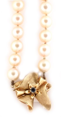 Lot 183 - Cultured pearl necklace with sapphire set gold clasp