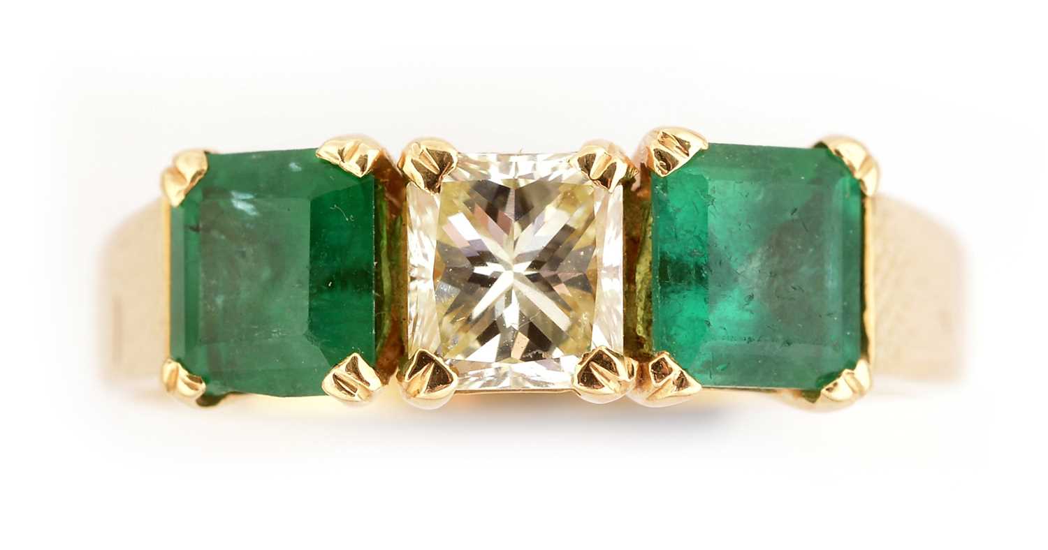 Lot 42 - Emerald and diamond ring