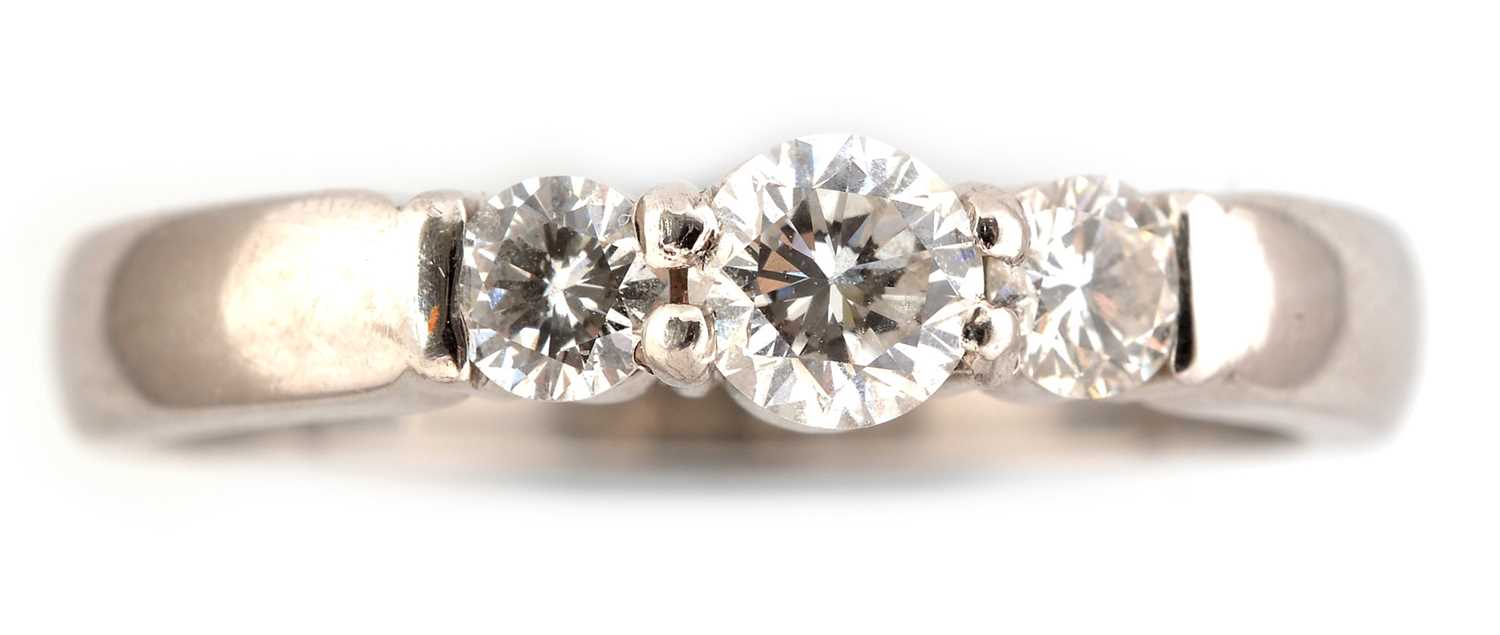 Lot 49 - Three stone diamond ring