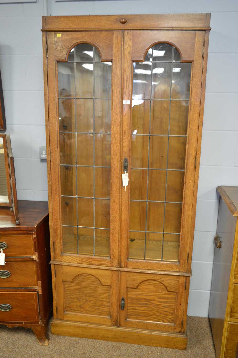 Lot 587 - 20th Century oak bookcase