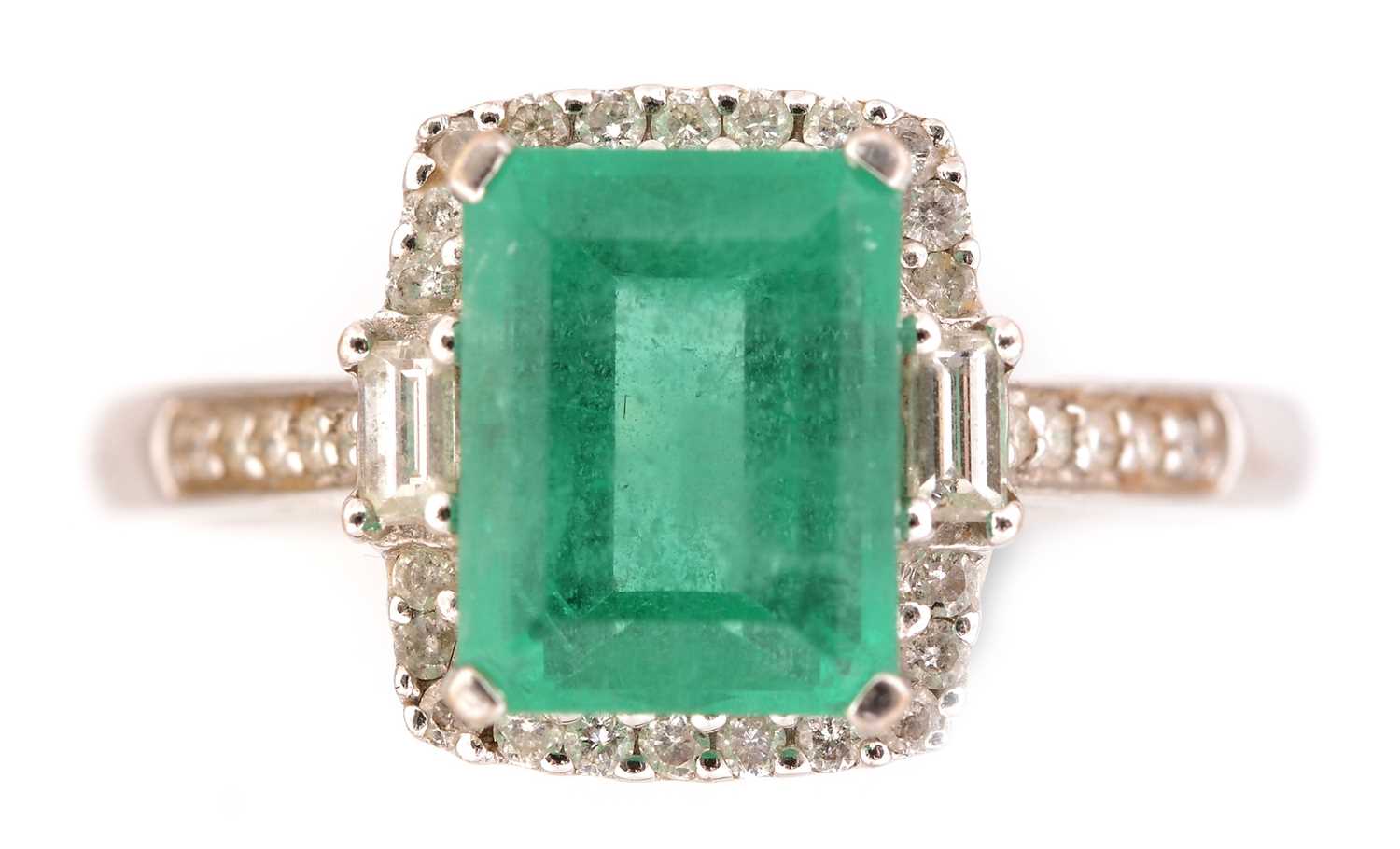 Lot 70 - Emerald and diamond cluster ring