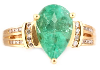 Lot 79 - Emerald and diamond ring