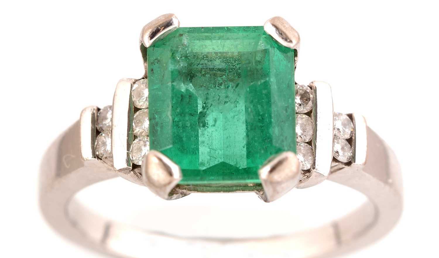 Lot 82 - Emerald and diamond ring