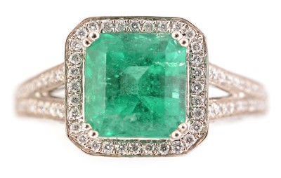 Lot 90 - Emerald and diamond dress ring